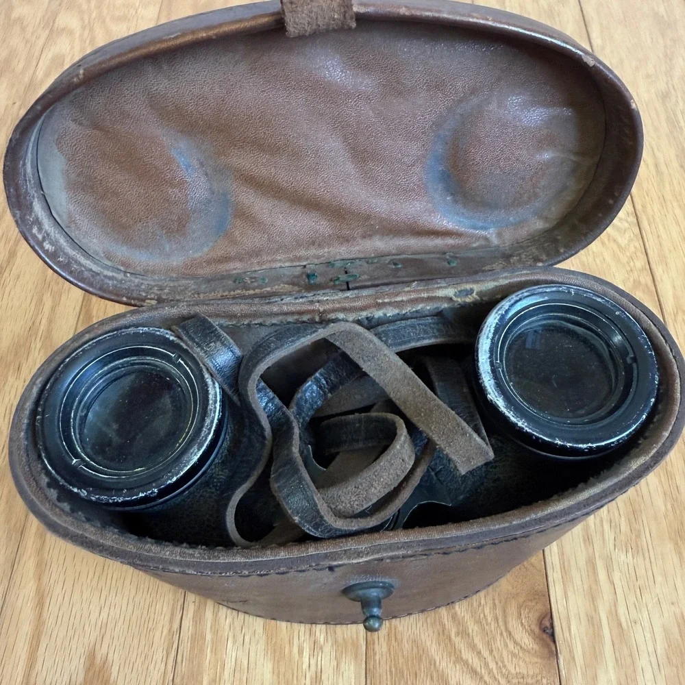 WWII Vintage Universal Camera Corp M17 Binoculars with Leather‎ Carrying Case